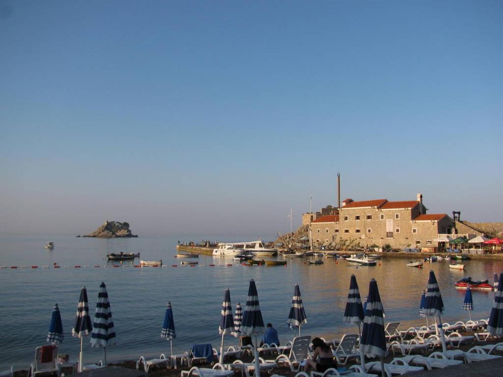 One-Bedroom Mediterranean Flat Near The Sea Petrovac na moru Exterior foto